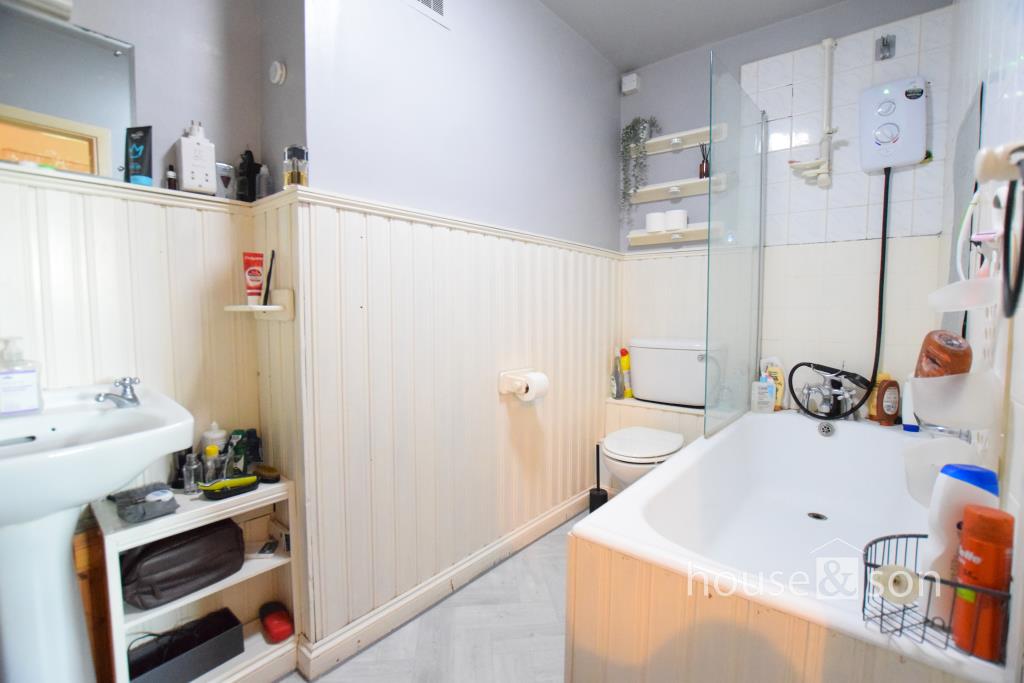 Lot: 19 - FLAT FOR INVESTMENT IN PRIME TOWN CENTRE LOCATION - Bathroom
